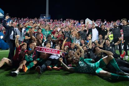 Los jugadores y el cuerpo técnico de la UD Almería celebran el ascenso en el estadio Municipal Butarque el 29 de mayo de 2022.