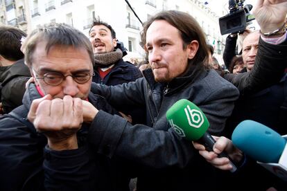 El líder de Podemos, Pablo Iglesias y Juan Carlos Monedero emocionados a la salida del Congreso.