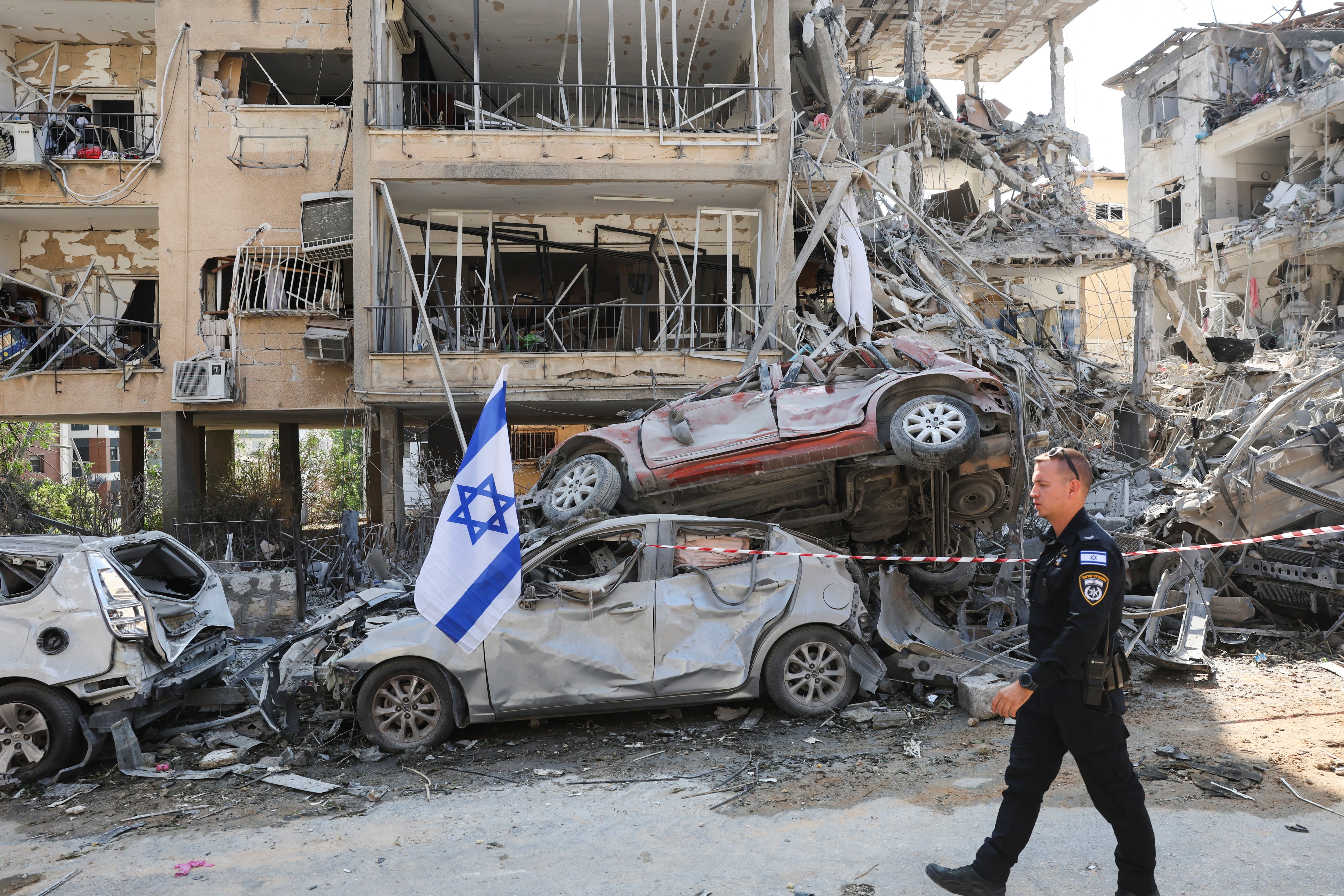 El potente golpe de Israel a Irán y la respuesta de Teherán amenazan con incendiar la región