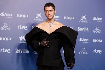 El actor y director Eduardo Casanova, con un traje de la colección 'Homme Fatal' de Arturo Obegero, en la XXXVII gala de los Premios de la Academia de Cine.