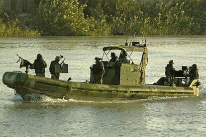 Soldados de EE UU y fuerzas especiales iraquíes patrullan en un río de Irak.