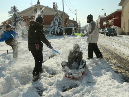 Nens jugant amb la neu a Gurb.