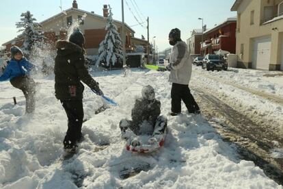 Nens jugant amb la neu a Gurb.