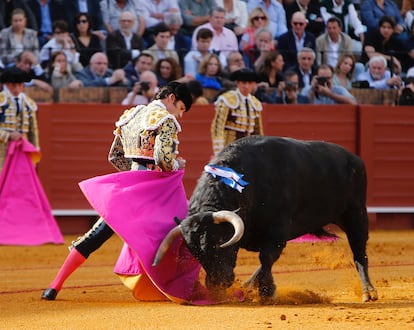 José Garrido, en un remate con el capote al primer toro de su lote.