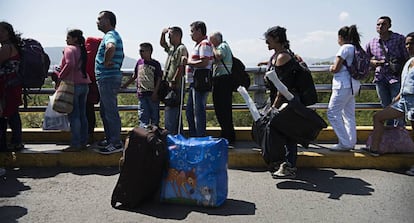 Venezolanos en el puente Simón Bolívar, el punto fronterizo más cercano a Cúcuta.