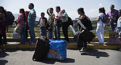 Venezuelanos na ponte Simón Bolívar, o ponto fronteiriço mais próximo a Cúcuta.