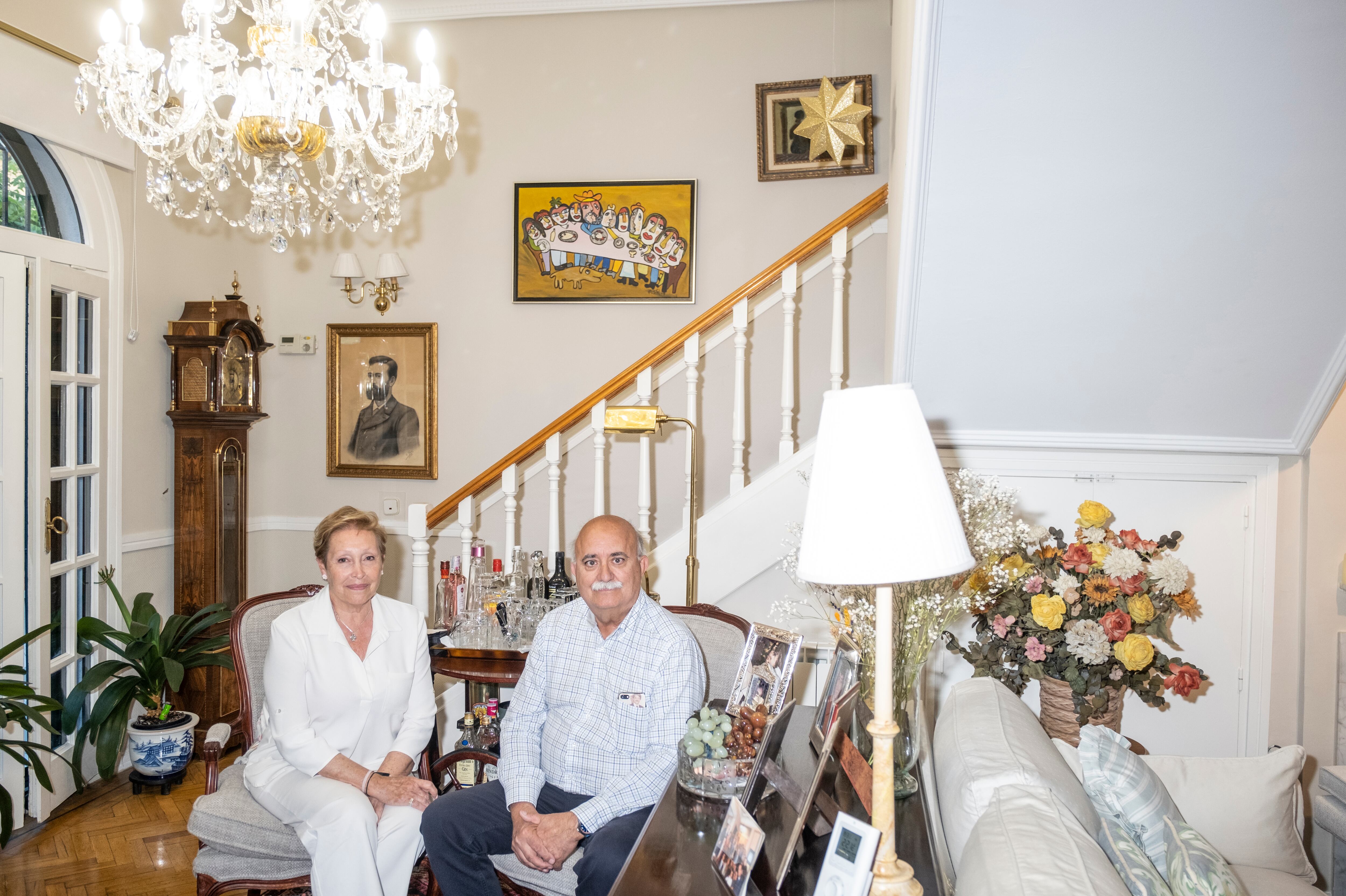 Tomi y Enrique, vecinos de la colonia Albéniz, en el salón de su vivienda.