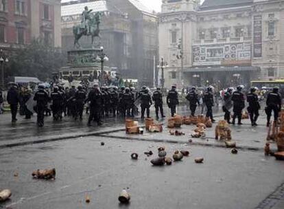 La policía serbia toma el control de una céntrica plaza de Belgrado tras un enfrentamiento con partidarios de Radovan Karadzic.