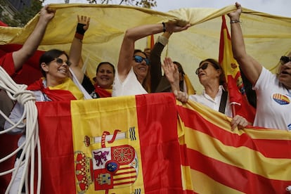 Un grupo de manifestantes portan banderas de España y Cataluña.