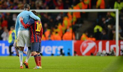 Messi se abraza a Touré al finalizar el partido