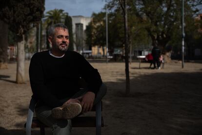 Javier Cabello Lozano, de 43 años y nacido en Córdoba, junto a la estación de metro de Collblanc en Barcelona.