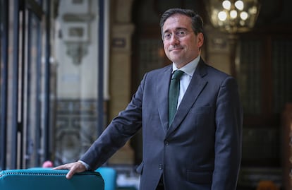 Albares posa para entrevista para EL PAÍS en el hotel Alfonso XIII de Sevilla.
