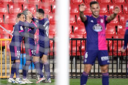 Óscar Plano y sus compañeros celebran uno de los goles al Granada.