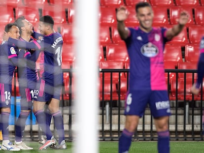 Óscar Plano y sus compañeros celebran uno de los goles al Granada.