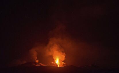 El volcán Etna, el volcán más activo de Europa, expulsa lava durante una erupción, cerca de la ciudad siciliana de Catania, (Italia).