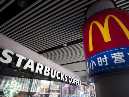 Establecimientos de Starbucks y McDonalds en Pek&iacute;n.