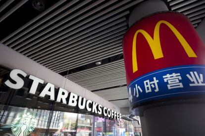 Establecimientos de Starbucks y McDonalds en Pekín.
