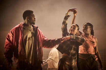 Bailarines en acción en ‘Las indias galantes’, en el Auditorium de la Seine, en París, el pasado 21 de mayo.