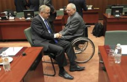 El ministro de Finanzas alemán, Wolfgang Schäuble (d), conversa con el comisario europeo de Asuntos Económicos y Monetarios, Olli Rehn, al inicio de la reunión del Ecofin en Bruselas, Bélgica. EFE/Archivo