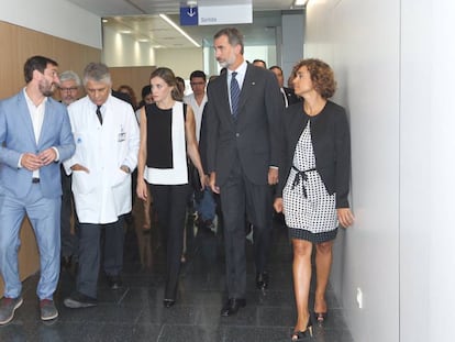 Los Reyes y la ministra de Sanidad durante su visita al Hospital de la Santa Creu i Sant Pau.