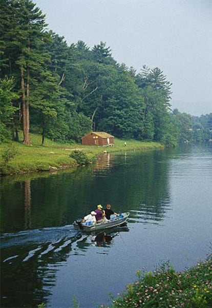 Paisaje boscoso desde un barco por el lago en Pittsfield, Massachusetts, en la zona de los Berkshires.
