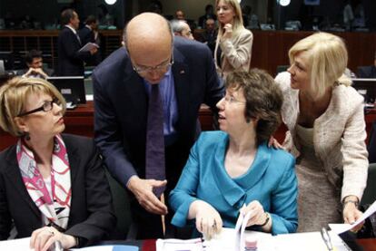 El ministro francés de Exteriores, Alain Juppé, saluda a Catherine Ashton en Bruselas.