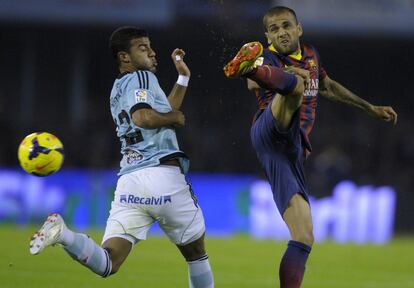 Rafinha pelea un balón con Dani Alves.