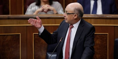 El ministro de Hacienda, Cristobal Montoro, durante su intervención en la sesión de control al Gobierno en el Congreso de los Diputados. 
