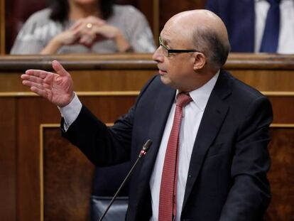 El ministro de Hacienda, Cristobal Montoro, durante su intervención en la sesión de control al Gobierno en el Congreso de los Diputados. 