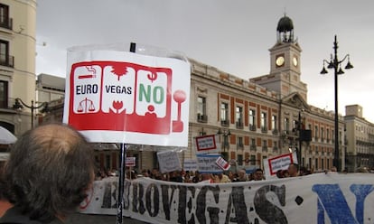 Protesta de Eurovegas No, frente a la sede de la Comunidad, en septiembre de 2012