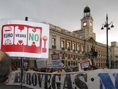 Protesta de Eurovegas No, frente a la sede de la Comunidad, en septiembre de 2012