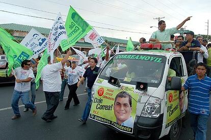 Correa no se ha cansado de repartir saludos a lo largo de las calles guayaquileñas por las que recorrió, encaramado en el &#39;Correa-móvil&#39;, un pequeño camión empapelado de carteles con la imagen del aspirante, que hacía sonar una bocina estridente para alertar a los vecinos de la cercanía de la caravana.