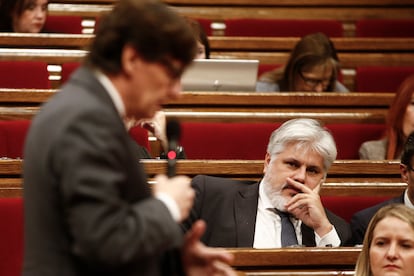 El presidente de la Generalitat, Salvador Illa, en el pleno de hace dos semanas. Al fondo, Albert Batet, presidente del grupo de Junts.