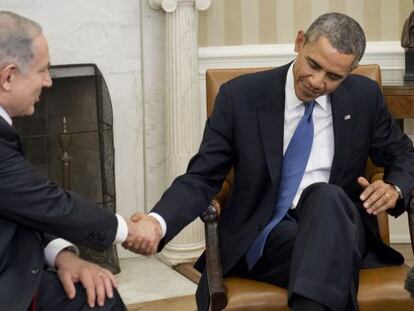 El presidente de EE UU, Barack Obama, saluda al primer ministro israelí, Benjamin Netanyahu.