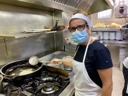 Estefanía en las cocinas del restaurante Puerta de la Victoria. J.C. CAPEL