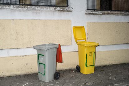 Dos cubos de la basura en una acera de la colonia. 