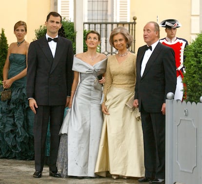 El príncipe Felipe y la futura princesa Letizia Ortiz, durante la cena de gala previa a su boda, junto al rey Juan Carlos y la reina Sofía. Ella volvió a apostar por un diseño de Lorenzo Caprile, en este caso de seda natural.