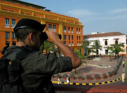 Militares colombianos montan guardia sobre la azotea del Museo Naval, junto al hotel donde se hospedan los Reyes, en la ciudad amurallada de Cartagena de Indias.