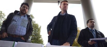 Navalni (centro), durante la presentación de la denuncia.