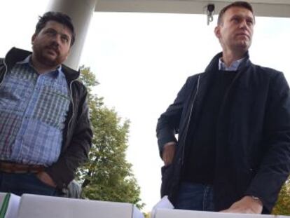 Navalni (centro), durante la presentación de la denuncia.