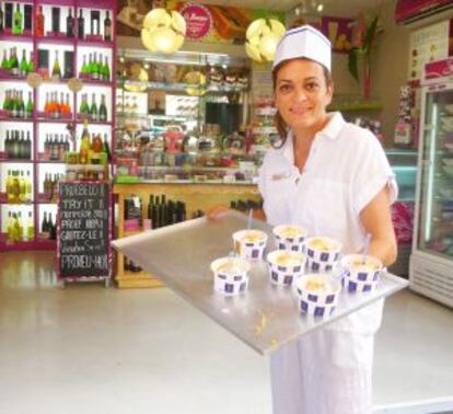 Raquel Vilaplana en la heladería La Ibense Gourmet.