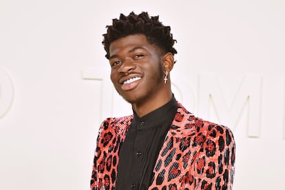 Lil Nas X posa para a imprensa em um desfile de Tom Ford em Los Angeles, em fevereiro de 2020.