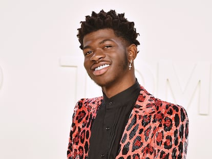 Lil Nas X posa para la prensa en un desfile de Tom Ford en Los Ángeles en febrero de 2020.