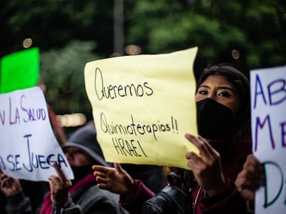 Un grupo de personas protesta contra el desabasto de quimioterapias, en el aeropuerto de Ciudad de México en junio.