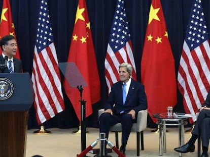 Los secretarios de Estado y del Tesoro de EE UU escuchan al consejero de Estado chino.