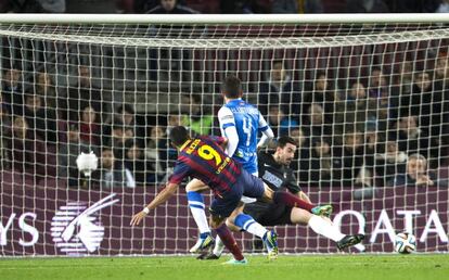 El delantero chileno del F.C. Barcelona, Alexis Sánchez (i), lanza a puerta junto a Gorka Elustondo (c) y Eñaut Zubikarai (d), de la Real Sociedad, durante el encuentro de ida de la semifinal de la Copa del Rey que se disputa esta noche en el Camp Nou, en Barcelona. 