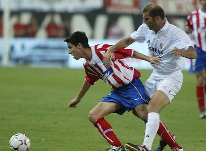 La penúltima jornada de la temporada enfrentó a los dos equipos madrileños con el Real Madrid luchando por el título de Liga con la Real Sociedad. Ronaldo y Raúl, ambos por partida doble, acababan con las esperanzas de los atléticos de aguarles la fiesta a los blancos. El Real Madrid conquistaría la Liga en la última jornada ante el Athletic de Bilbao.