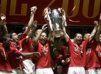 Los jugadores del Manchester, con Ferdinand y Giggs en el centro, levantan el trofeo de campeones de Europa.