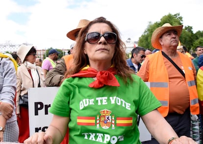 Una mujer con una camiseta con el lema "Que te vote Txapote" durante una manifestación en Madrid en mayo.