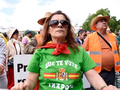 Una mujer con una camiseta con el lema "Que te vote Txapote" durante una manifestación en Madrid en mayo.